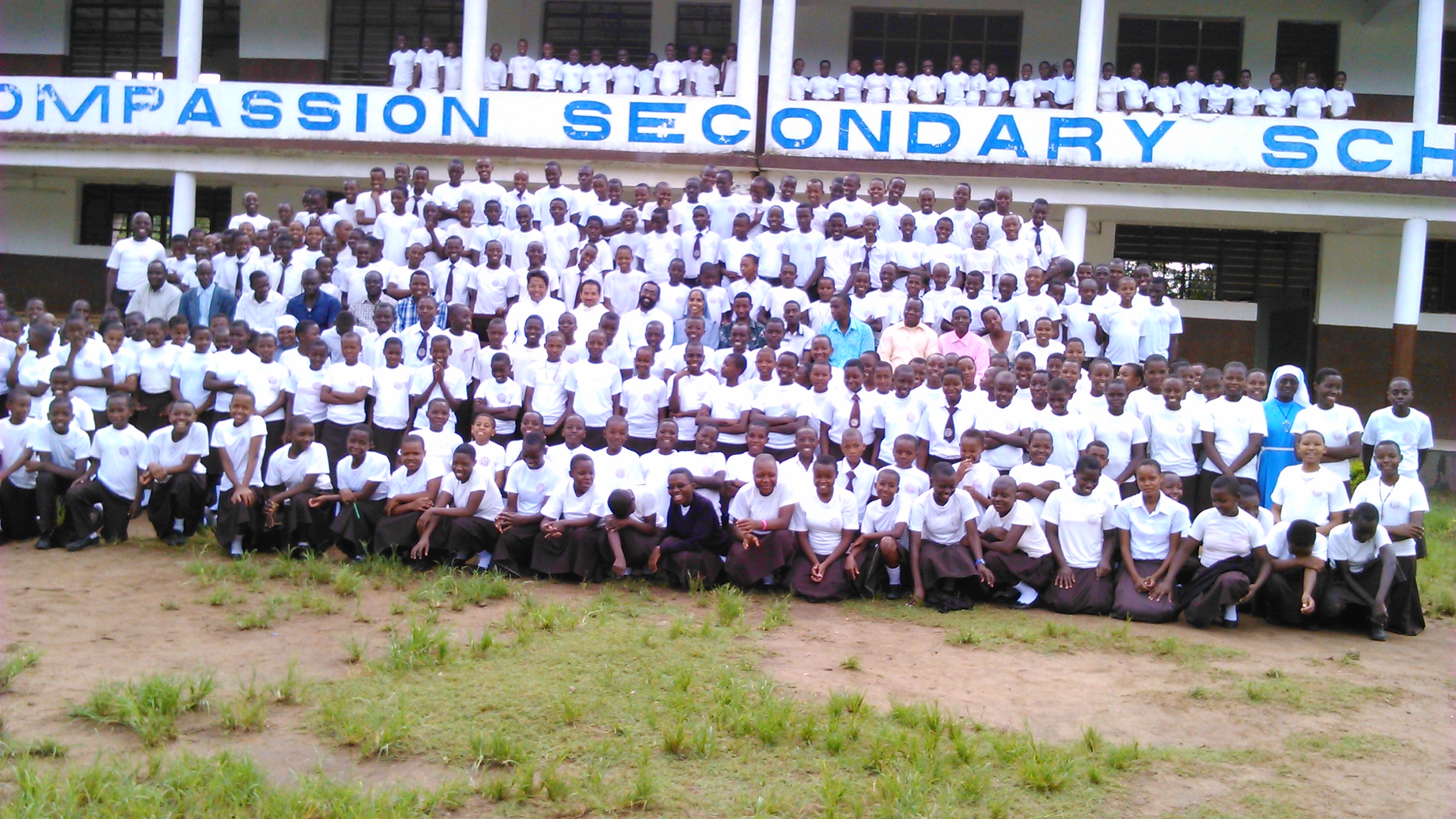 Scuola Secondaria Assumption - Gli studenti e insegnati a Msolwa Ujaama nella diocesi di Ifakkara. Tanzania